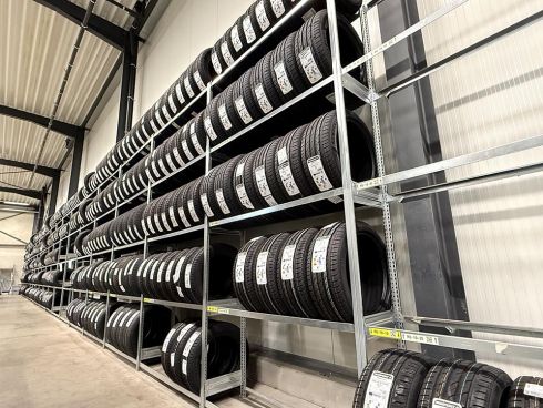 Regal im Lager mit Autoreifen