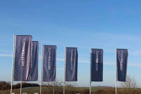 Fahnenmaste der Heisterparts am Firmengel&auml;nde