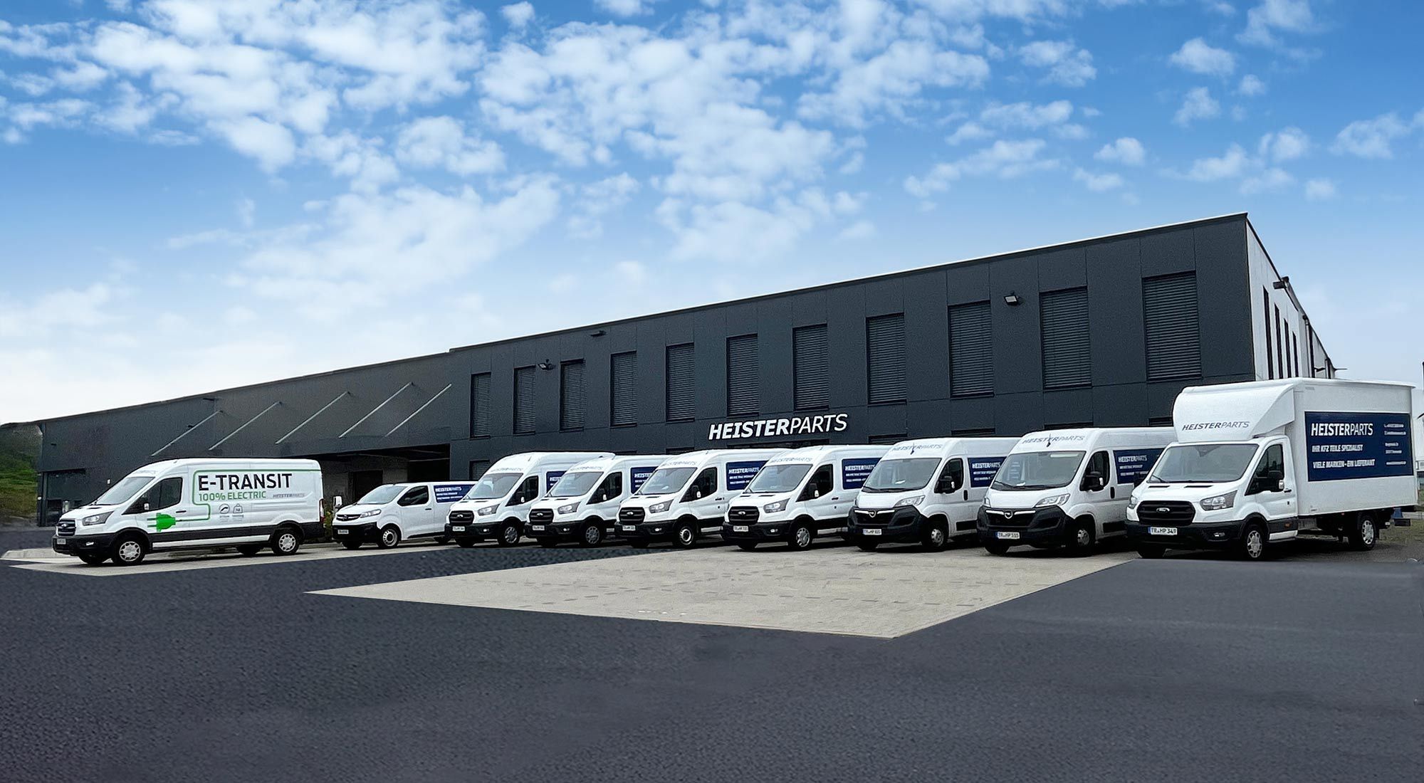 Fuhrpark Fahrzeuge in einer Reihe vor dem Geb&auml;ude von Heisterparts