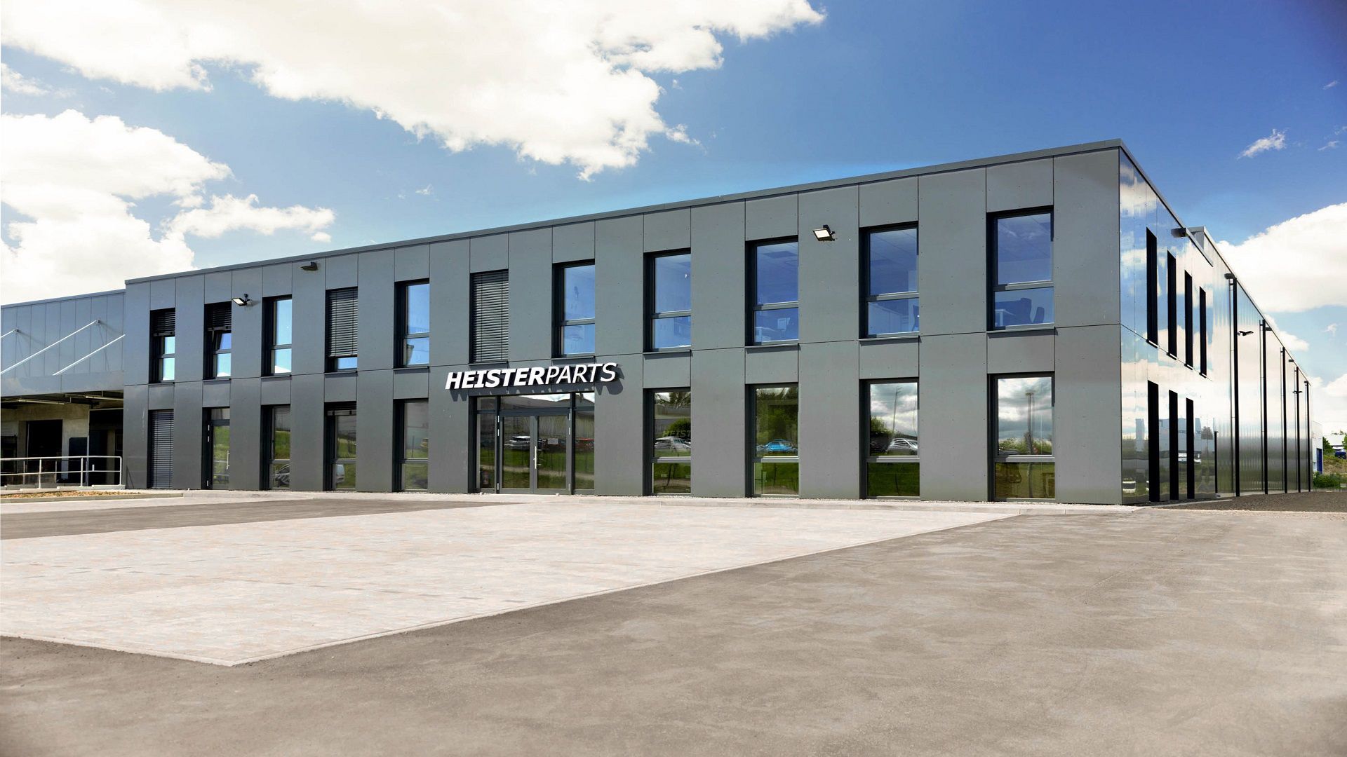 Eingang gro&szlig;es Firmengeb&auml;ude Heisterparts mit Firmenlogo